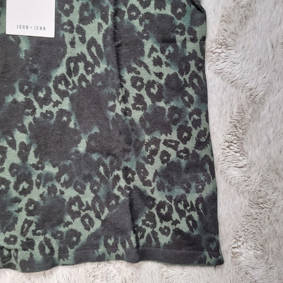 John + Jenn Forest Green Leopard Black Short Sleeve Tshirt NWT Size XS - Picture 7 of 12